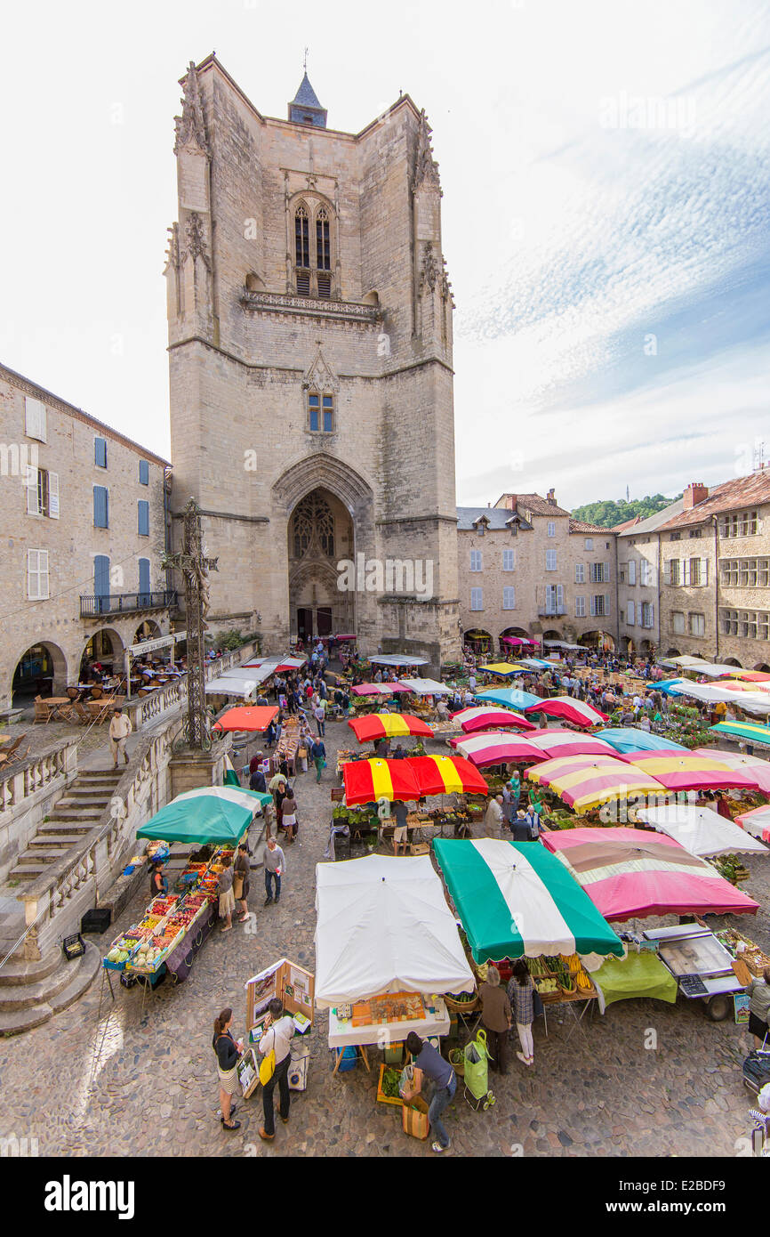 Francia, Aveyron, Villefranche de Rouergue, un arresto su El Camino de Santiago, la chiesa della collegiata di Notre Dame, ingresso porticato e campanile il giorno del mercato Foto Stock