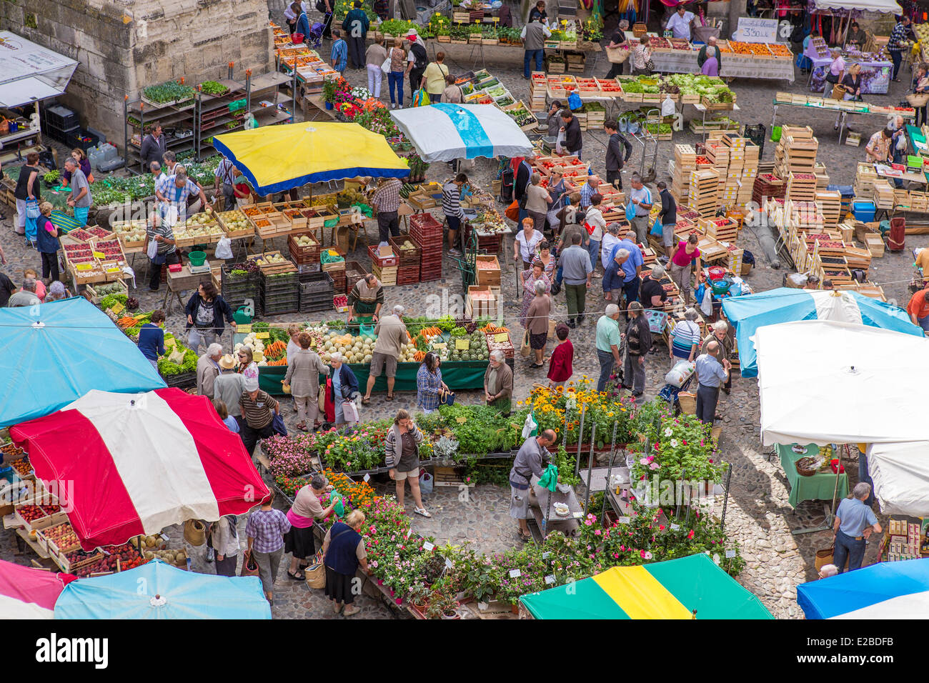 Francia, Aveyron, Villefranche de Rouergue, un arresto su El Camino de Santiago, giorno di mercato sul luogo Notre Dame Foto Stock
