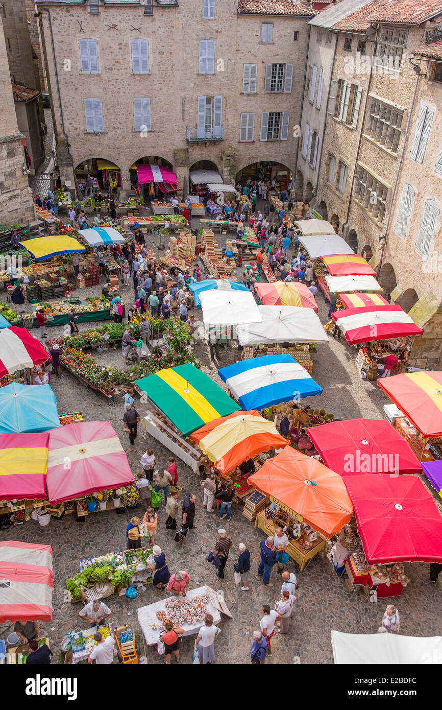 Francia, Aveyron, Villefranche de Rouergue, un arresto su El Camino de Santiago, giorno di mercato sul luogo Notre Dame Foto Stock