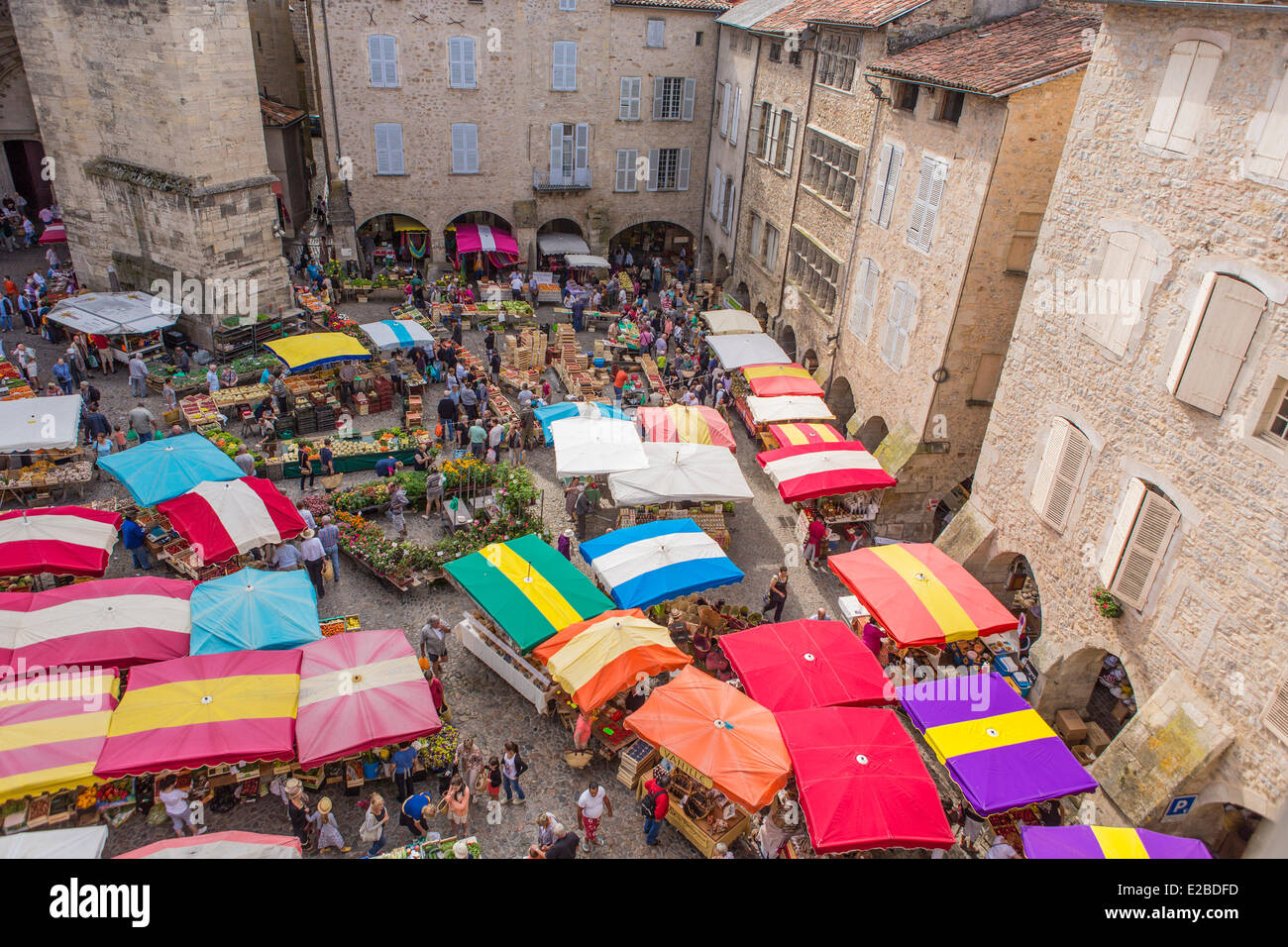 Francia, Aveyron, Villefranche de Rouergue, un arresto su El Camino de Santiago, giorno di mercato sul luogo Notre Dame Foto Stock