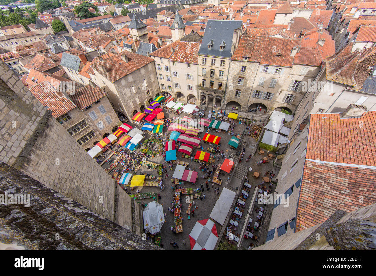 Francia, Aveyron, Villefranche de Rouergue, un arresto su El Camino de Santiago, giorno di mercato sul luogo Notre Dame poiché il campanile della chiesa collegiata di Notre Dame Foto Stock