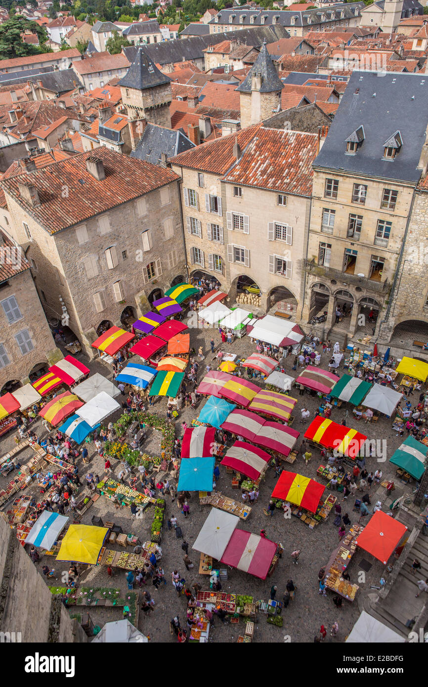Francia, Aveyron, Villefranche de Rouergue, un arresto su El Camino de Santiago, giorno di mercato sul luogo Notre Dame poiché il campanile della chiesa collegiata di Notre Dame Foto Stock