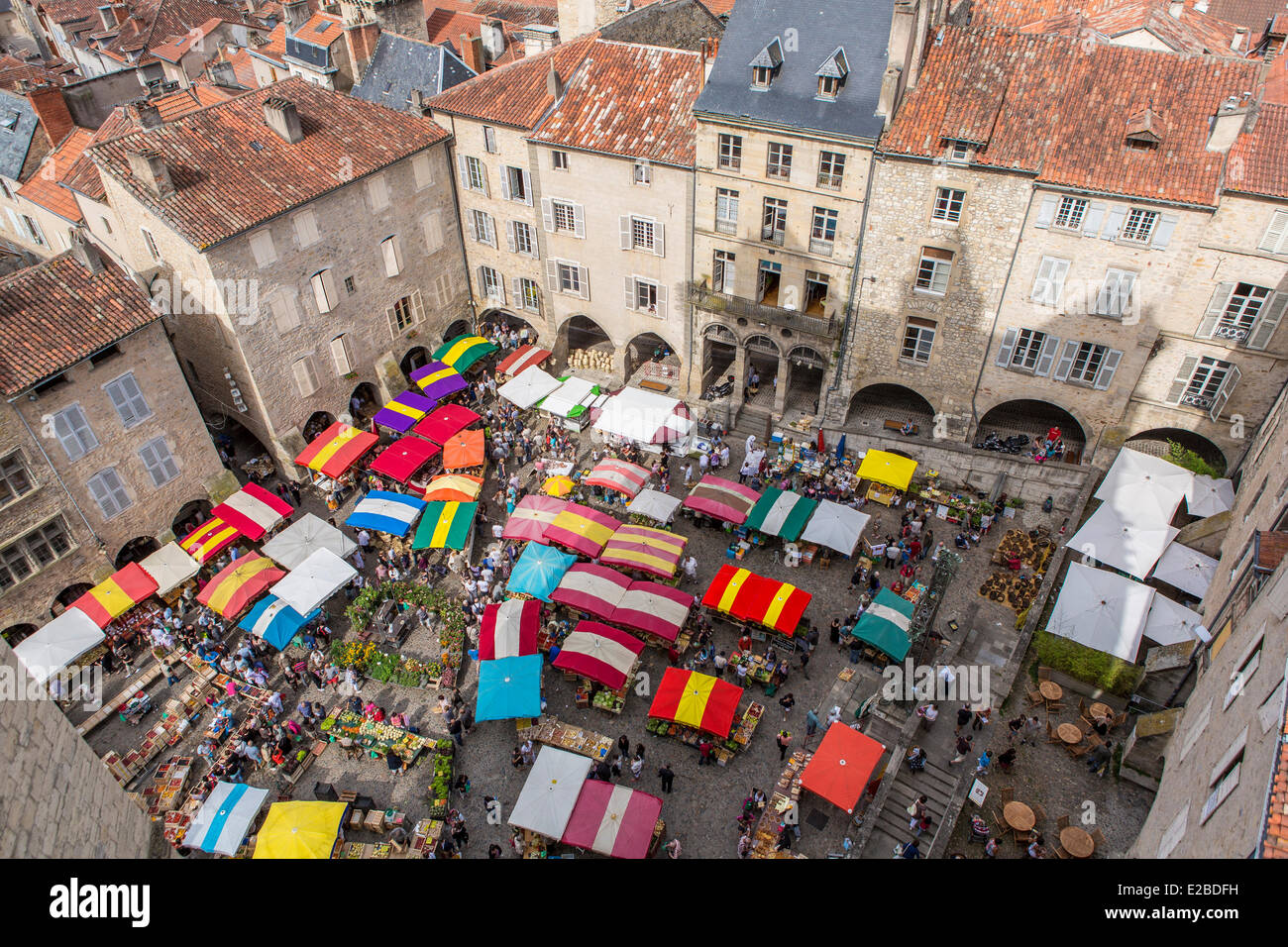Francia, Aveyron, Villefranche de Rouergue, un arresto su El Camino de Santiago, giorno di mercato sul luogo Notre Dame poiché il campanile della chiesa collegiata di Notre Dame Foto Stock