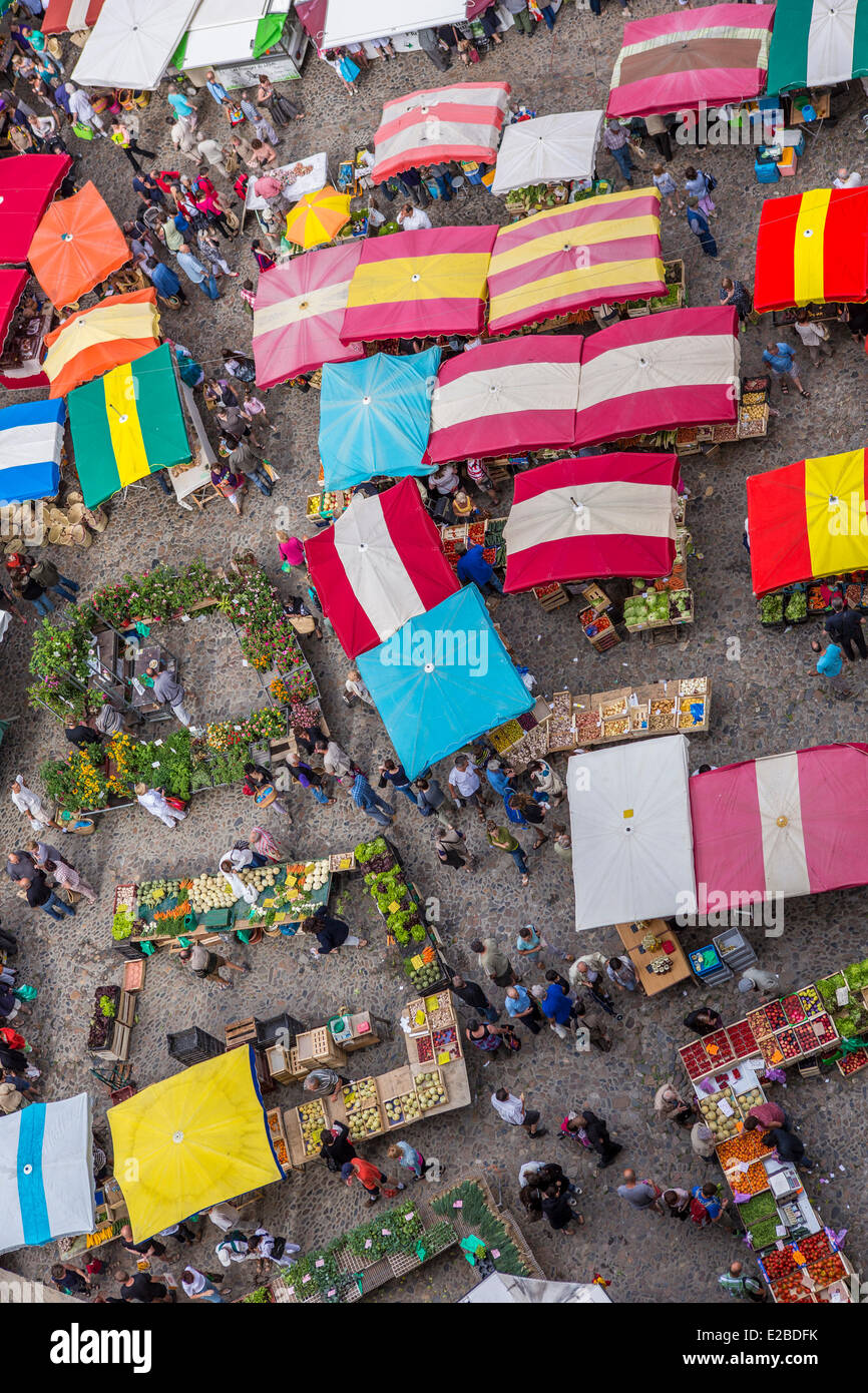 Francia, Aveyron, Villefranche de Rouergue, un arresto su El Camino de Santiago, giorno di mercato sul luogo Notre Dame poiché il campanile della chiesa collegiata di Notre Dame Foto Stock