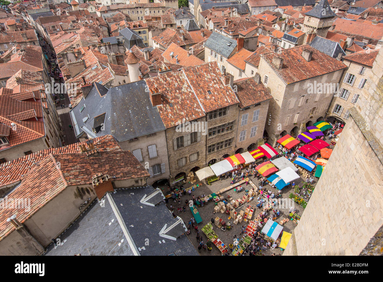 Francia, Aveyron, Villefranche de Rouergue, un arresto su El Camino de Santiago, giorno di mercato sul luogo Notre Dame poiché il campanile della chiesa collegiata di Notre Dame Foto Stock