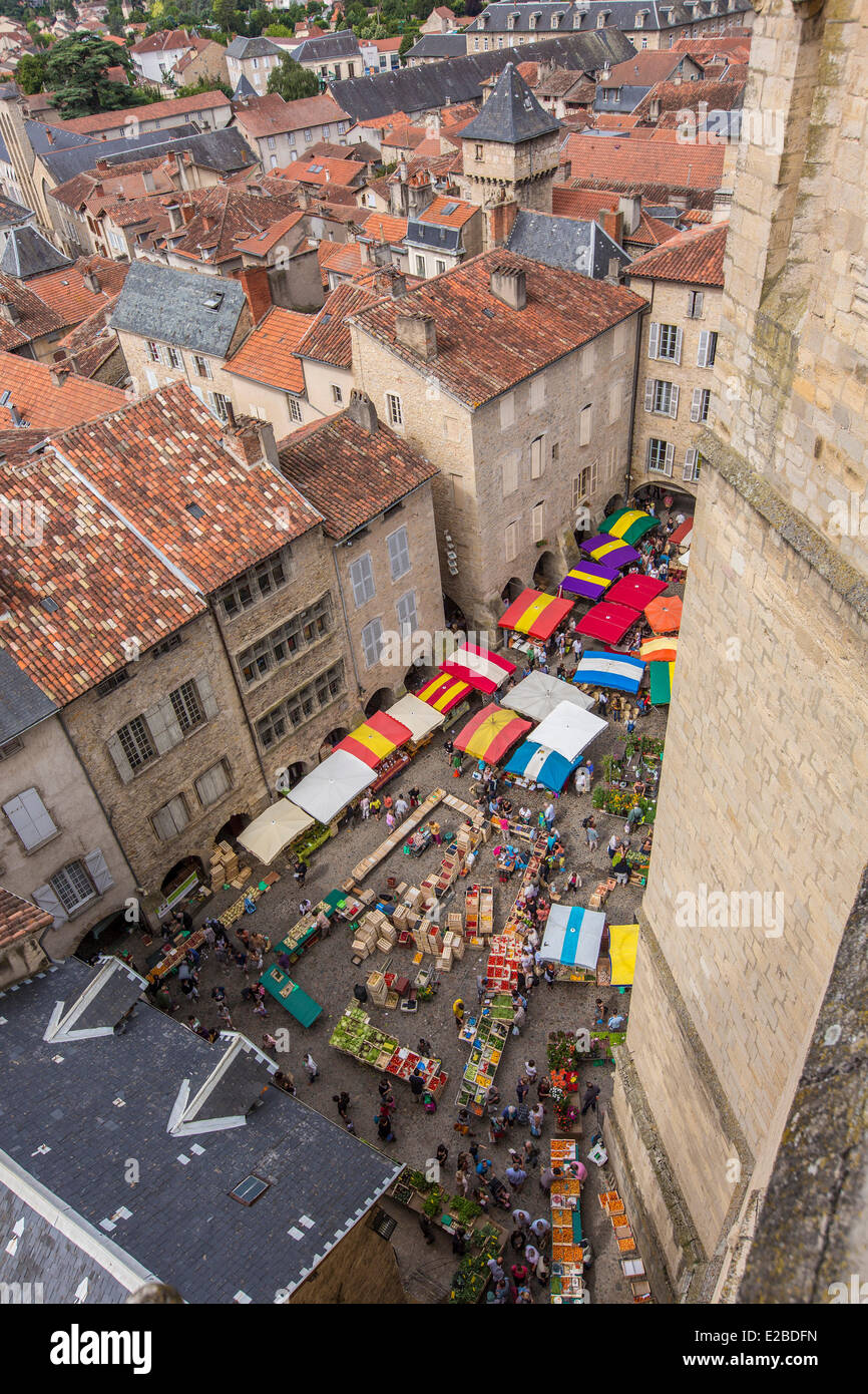 Francia, Aveyron, Villefranche de Rouergue, un arresto su El Camino de Santiago, giorno di mercato sul luogo Notre Dame poiché il campanile della chiesa collegiata di Notre Dame Foto Stock