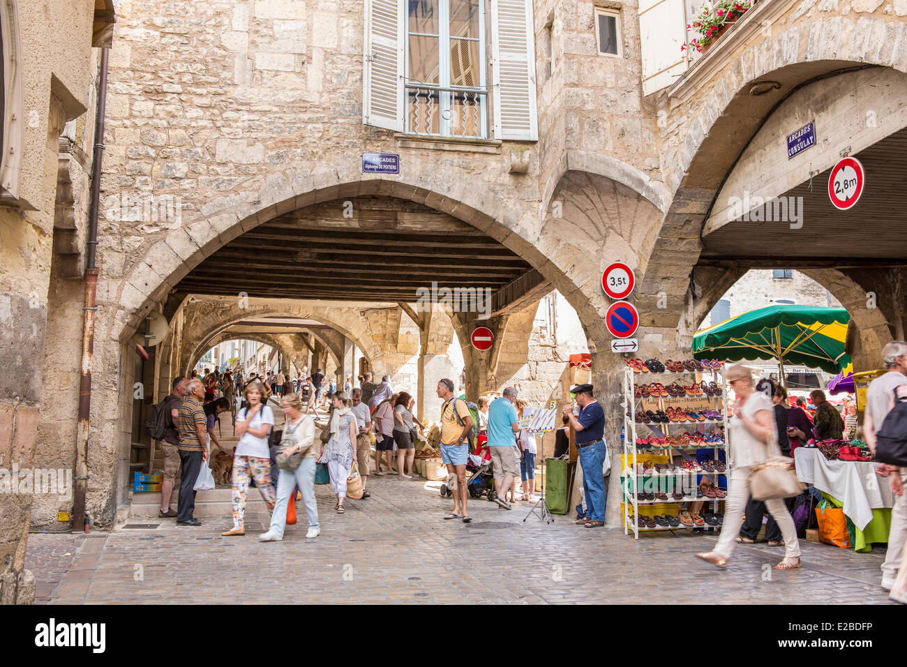 Francia, Aveyron, Villefranche de Rouergue, un arresto su El Camino de Santiago, archi intorno al posto di Notre Dame il giorno del mercato Foto Stock