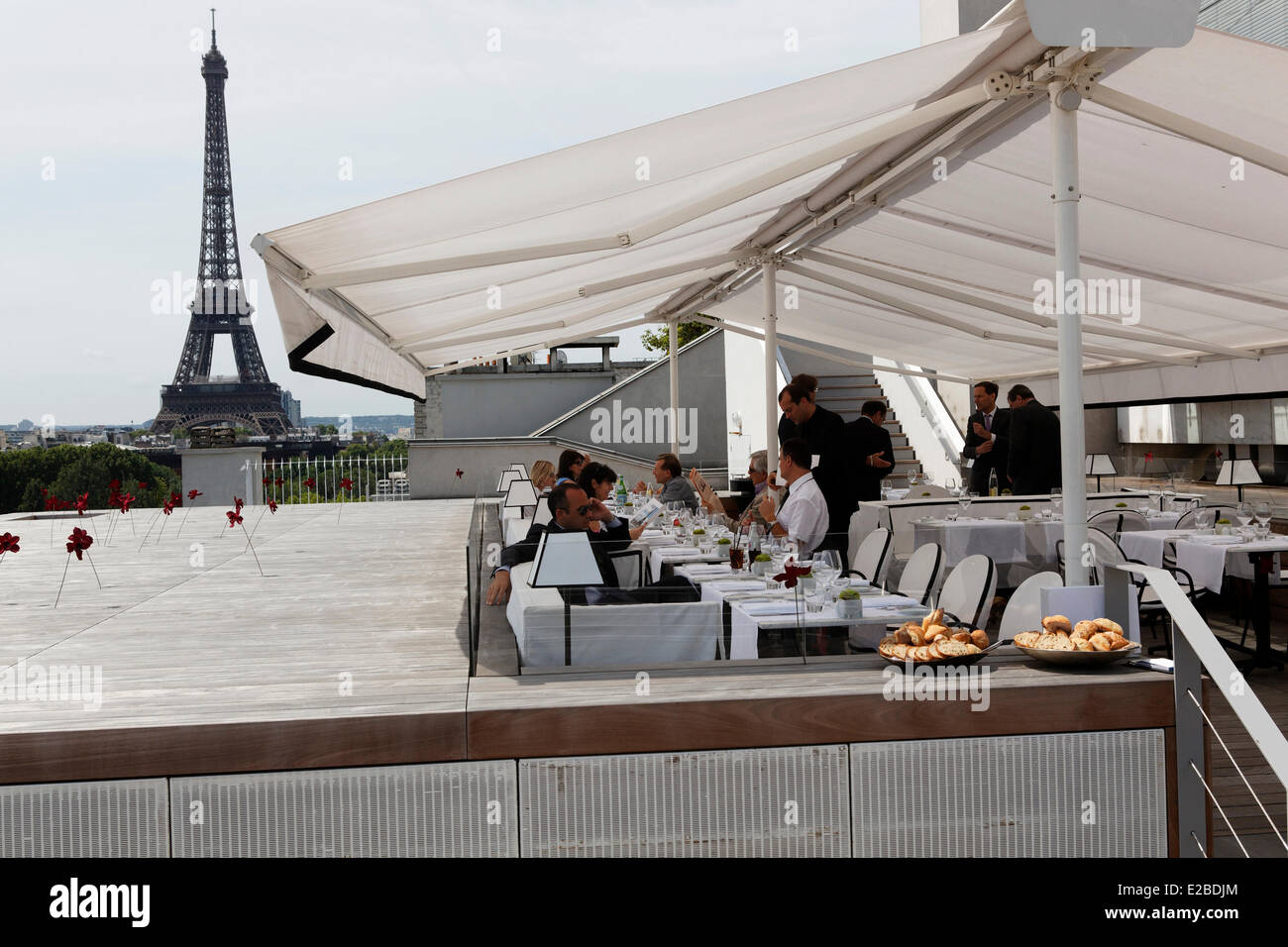 Francia, Parigi, Hotel Plaza Athenee, Terrasse Montaigne, A la Maison  Blanche Foto stock - Alamy