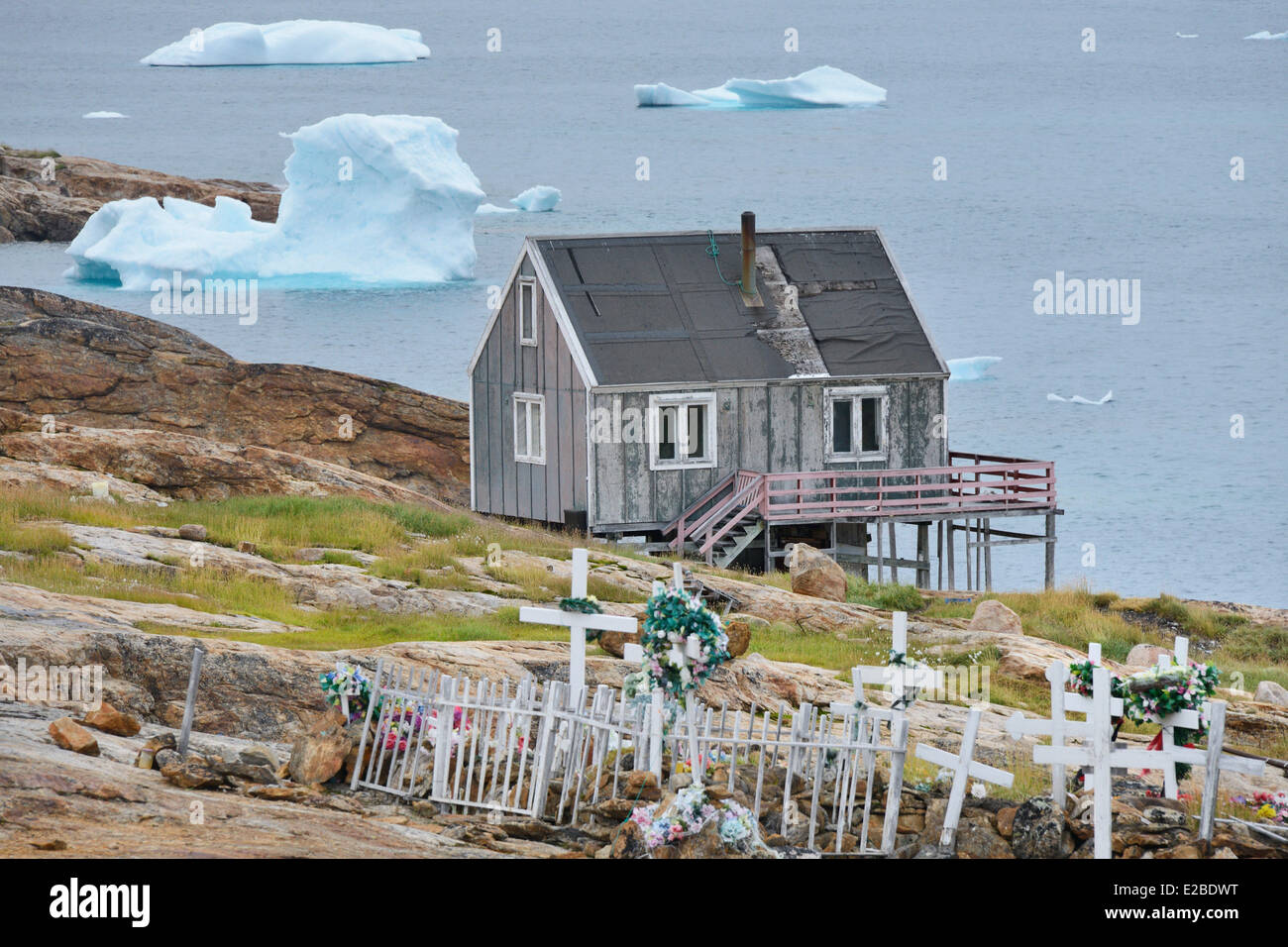 La Groenlandia, baia di Baffin, Nutaarmiut, il cimitero e il villaggio Foto Stock