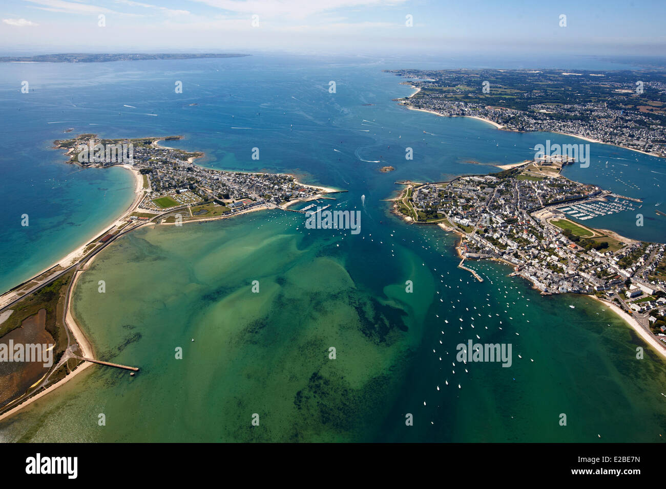 Francia, Morbihan, Gavres, Locmalo Bay, a Port Louis (vista aerea) Foto Stock