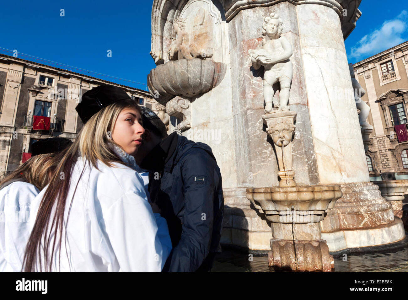 L'Italia, Sicilia, Catania, classificato come patrimonio mondiale dall UNESCO, Sant'Agata festa, giovani devoti Foto Stock