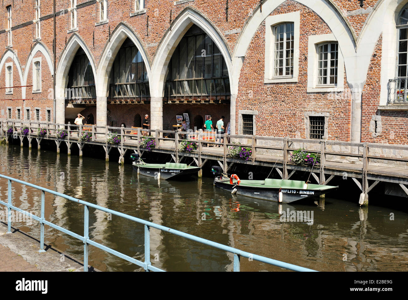 Francia, Nord, Douai, passeggiata sui canali lungo il Courthouse Foto Stock