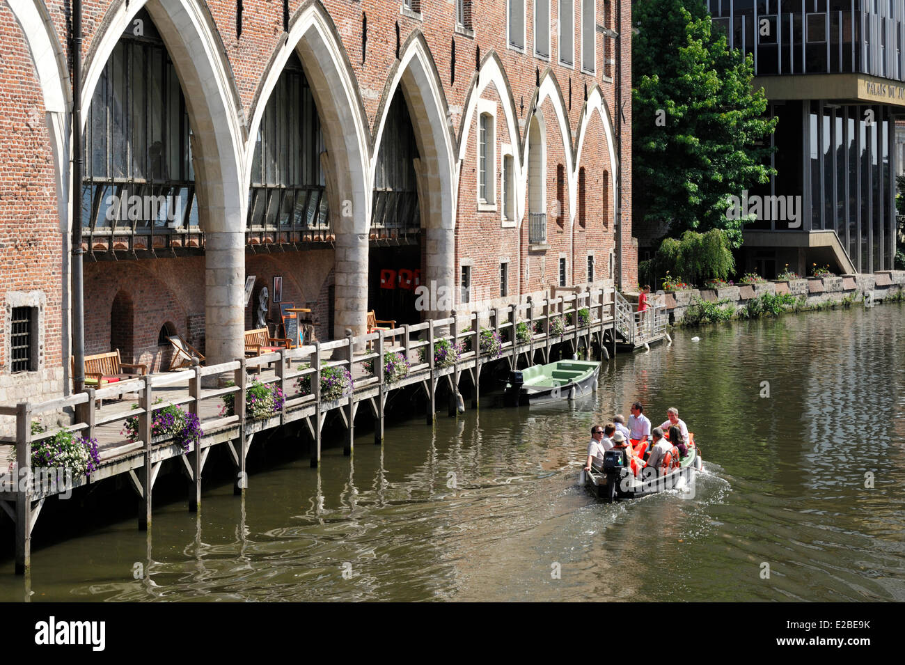 Francia, Nord, Douai, passeggiata sui canali lungo il Courthouse Foto Stock