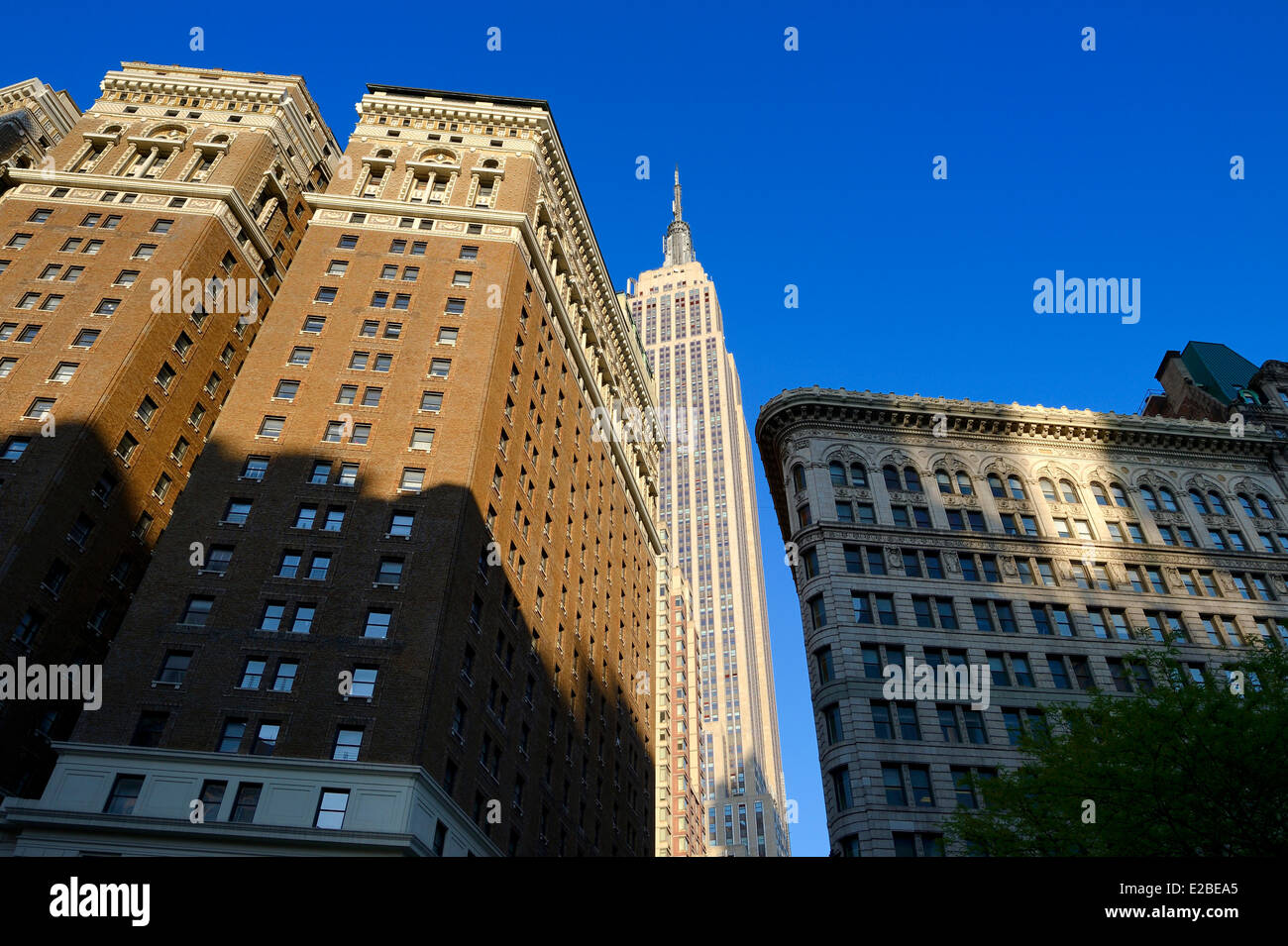 Stati Uniti, New York City Manhattan Midtown, Empire State Building e gli edifici dal 6° Avenue Avenue of Americas Foto Stock