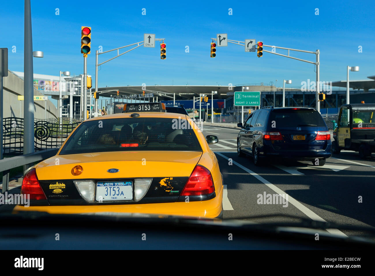 Stati Uniti, New York City, taxi che arrivano all'aeroporto JFK Foto Stock