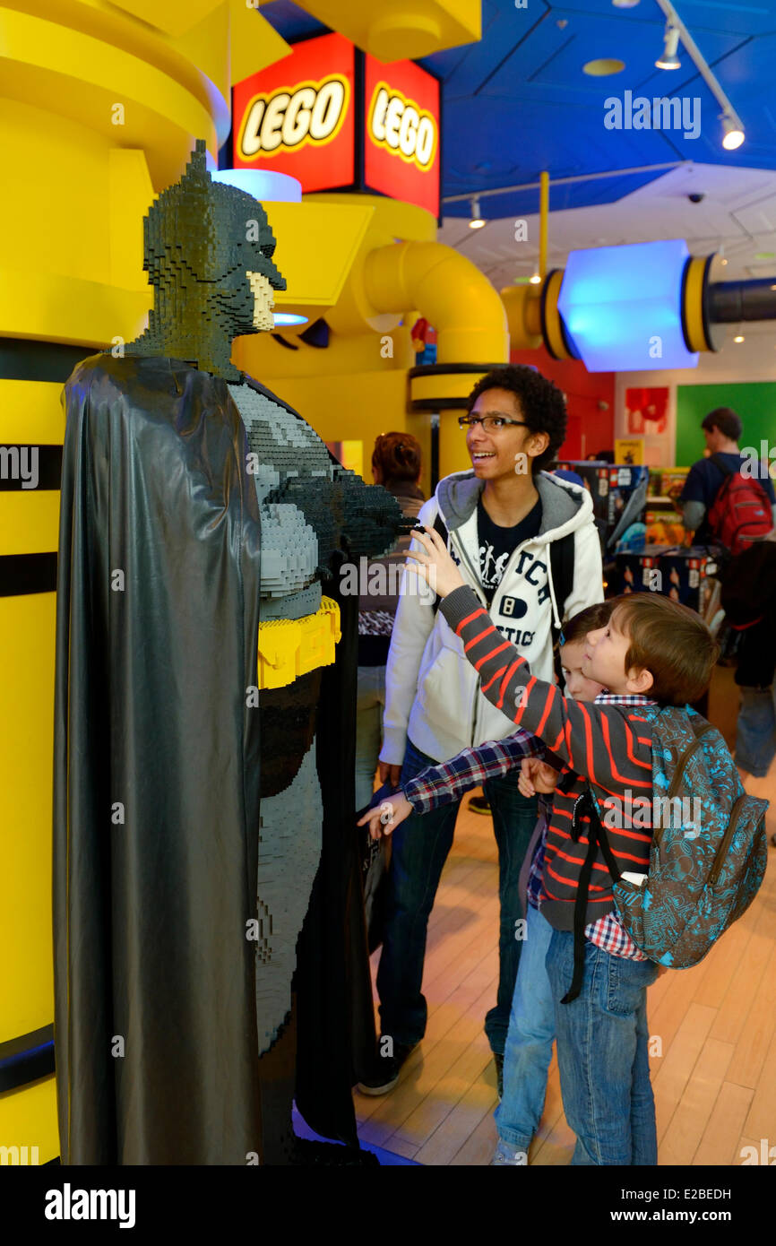 Stati Uniti, New York City, Manhattan, il più grande negozio di giocattoli nel mondo FAO Schwarz sulla Quinta Avenue, dimensione di vita Lego Batman Foto Stock