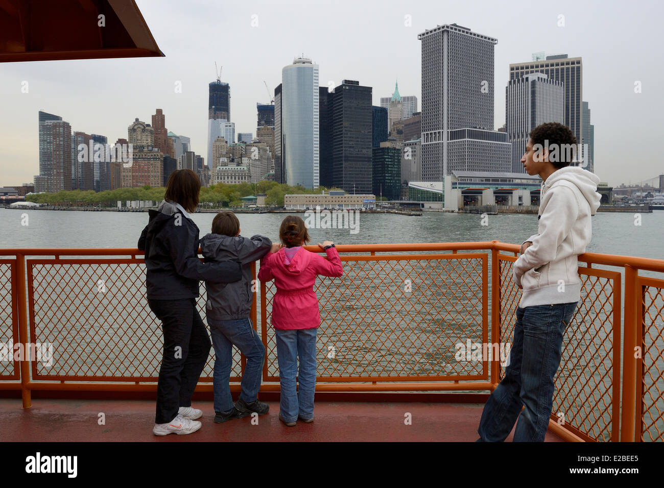 Stati Uniti, New York City, punta meridionale di Manhattan, il quartiere finanziario di edifici e One World Trade Center (1WTC) visto da Staten Island Ferry Foto Stock