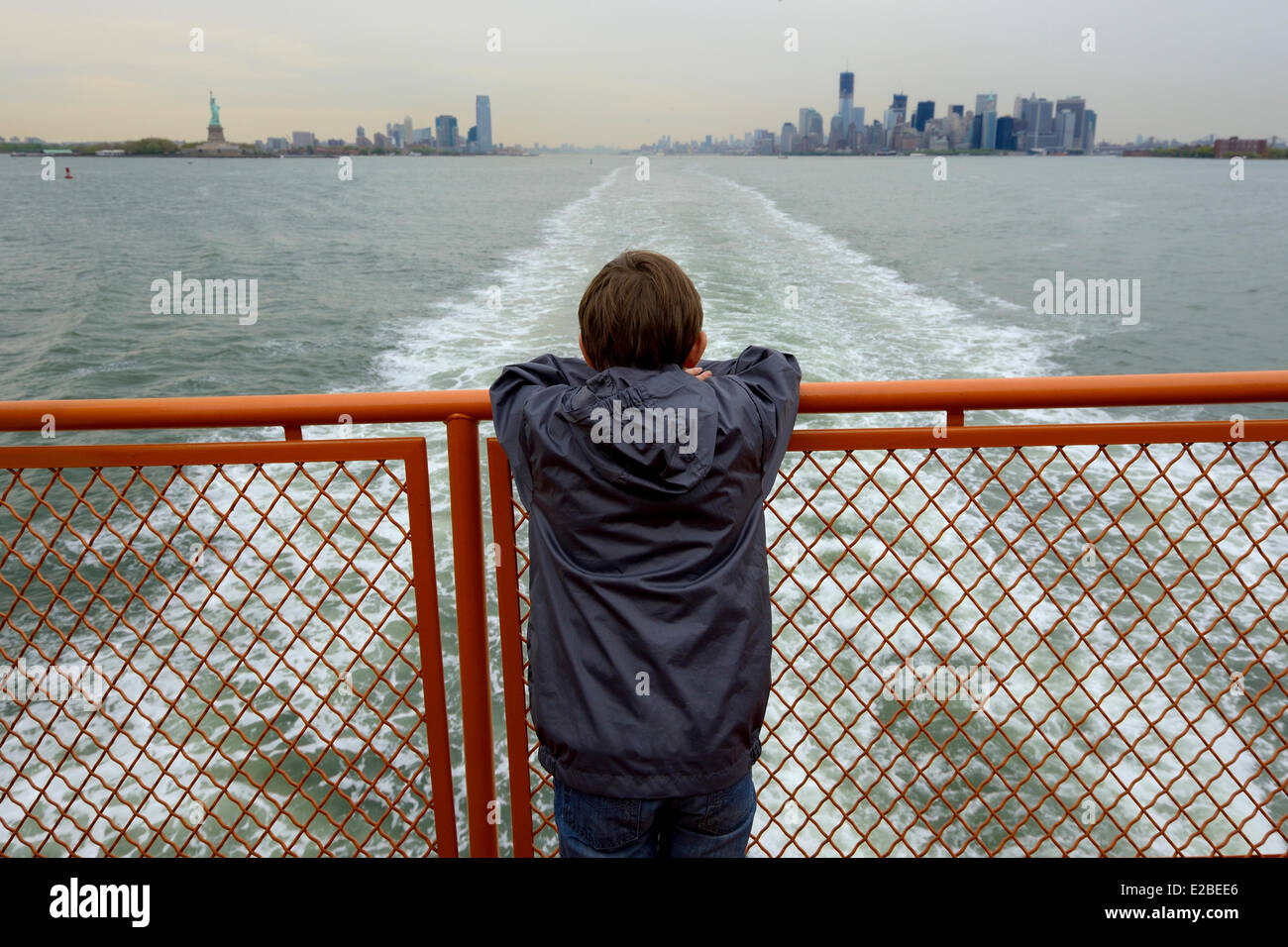 Stati Uniti, New York City, punta meridionale di Manhattan, il quartiere finanziario di edifici, la Statua della Libertà e One World Trade Center (1WTC) visto da Staten Island Ferry Foto Stock