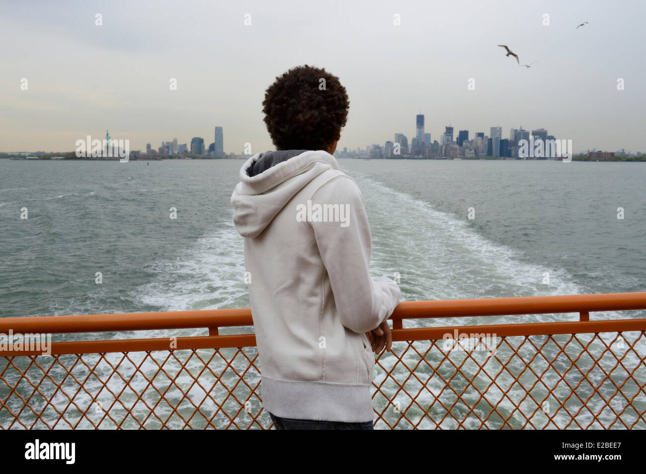 Stati Uniti, New York City, punta meridionale di Manhattan, il quartiere finanziario di edifici, la Statua della Libertà e One World Trade Center (1WTC) visto da Staten Island Ferry Foto Stock