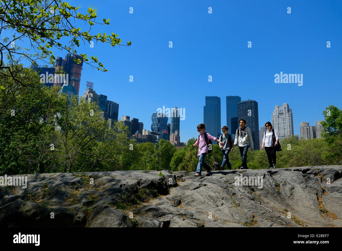 Stati Uniti, New York City, Manhattan, Central Park, le rocce vicino al laghetto, edifici di Midtown e il Time Warner Center Foto Stock