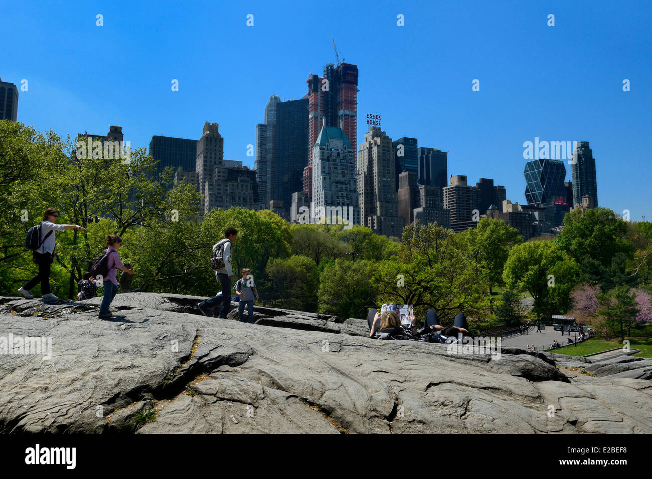 Stati Uniti, New York City, Manhattan, Central Park, le rocce vicino al laghetto e gli edifici di Midtown in background Foto Stock
