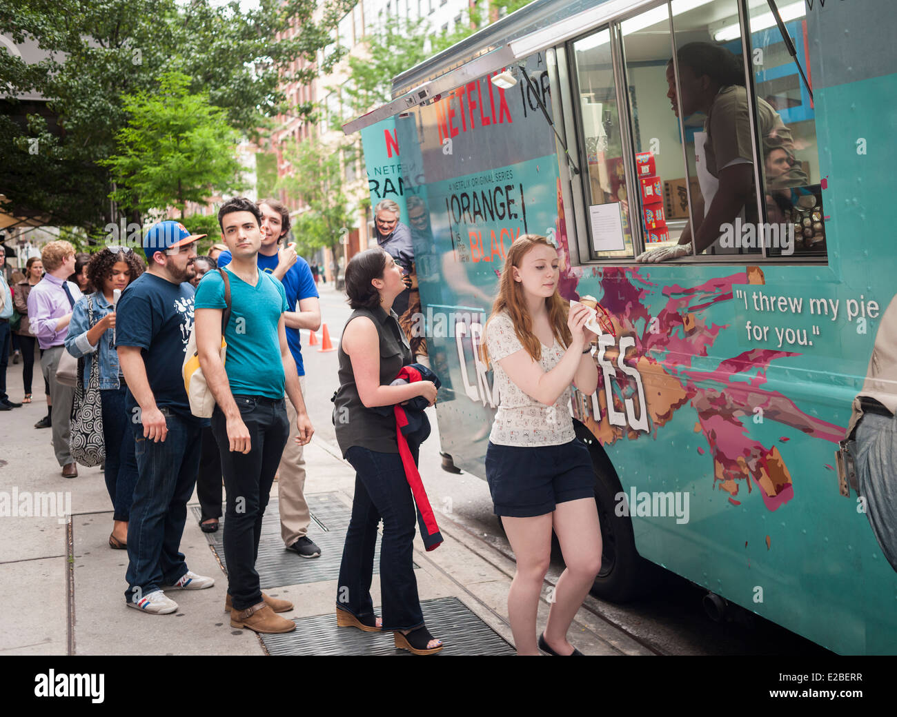 I fan della serie di Netflix 'arancione è il nuovo nero' linea fino a rimarchiati cibo carrello in Soho a New York Foto Stock