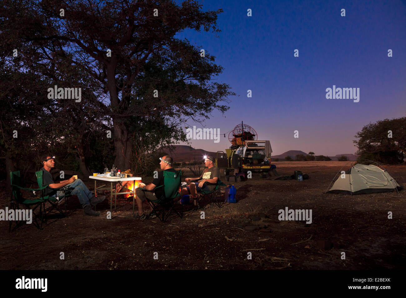 Camp fire bivouac immagini e fotografie stock ad alta risoluzione - Alamy