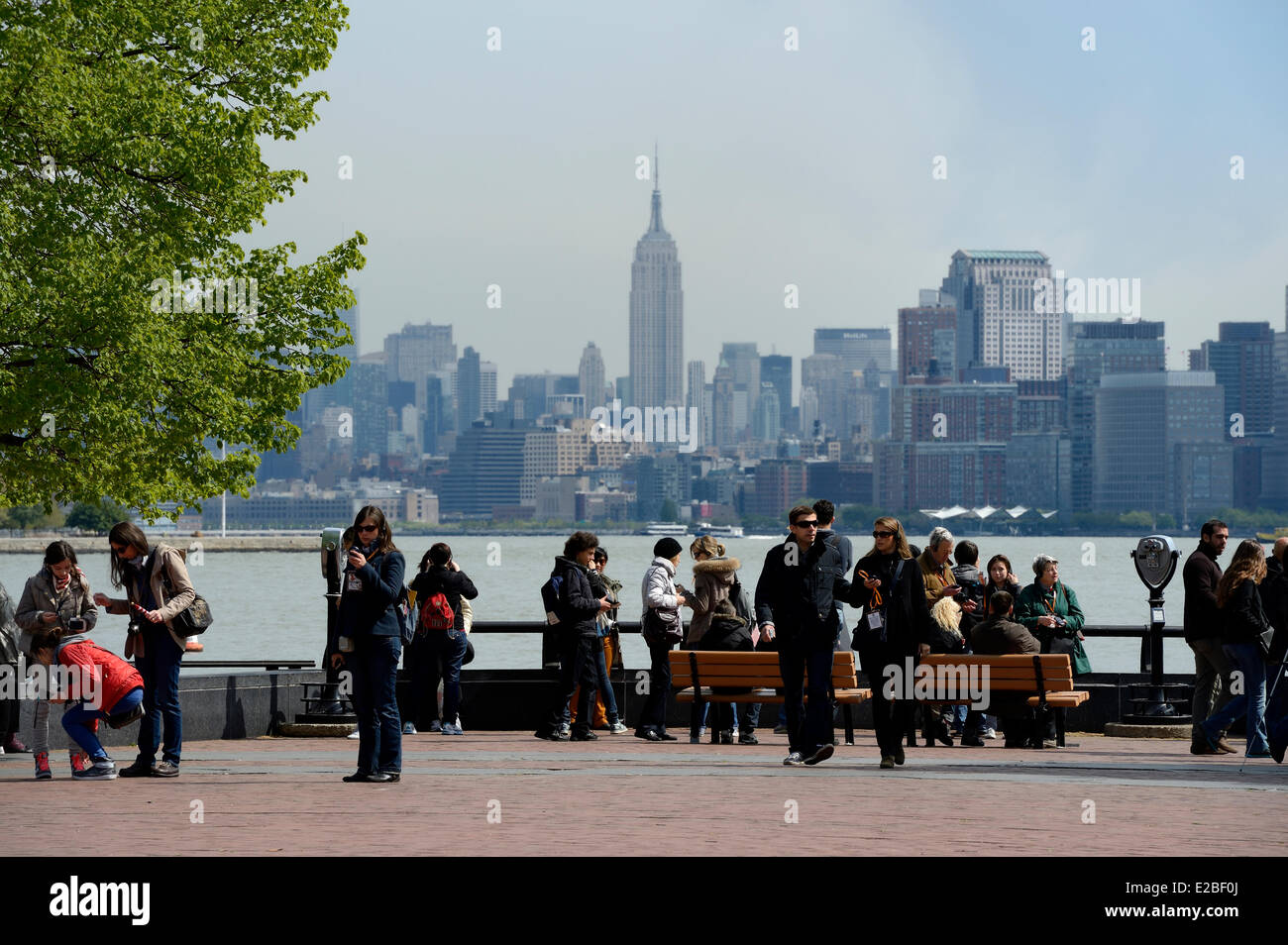 Stati Uniti, New York Liberty Island, vista su Manhattan e l'Empire State Building in background Foto Stock