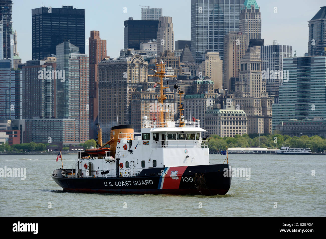 Stati Uniti, New York City, a sud di Manhattan, nave della US Coast Guard Foto Stock