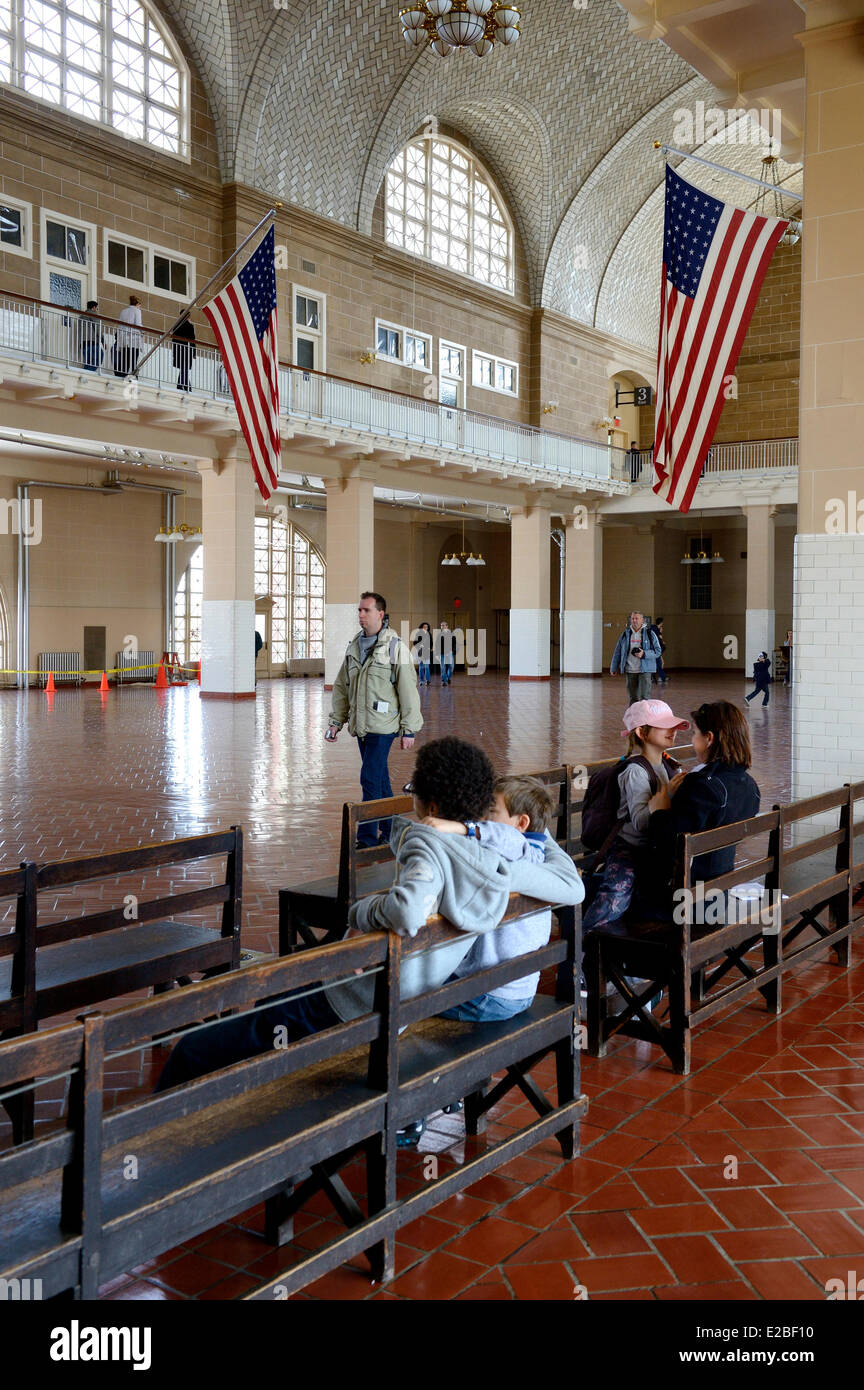 Stati Uniti, New York City, Ellis Island e il museo nazionale di storia di immigrazione nella ex stazione di immigrazione edifici, grande hall dove gli immigrati sono stati elaborati Foto Stock