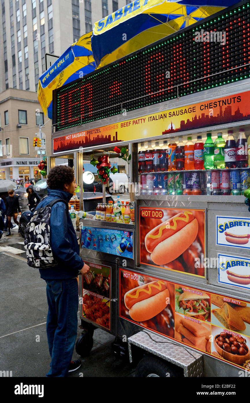 Stati Uniti, New York City Manhattan Midtown, Hot Dog, pretzel e fornitore di bevande Foto Stock