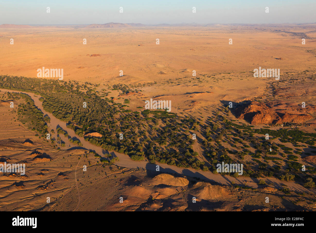 La Namibia, Regione di Erongo, Damaraland, massiccio del Brandberg e Ugab River Valley (vista aerea) Foto Stock