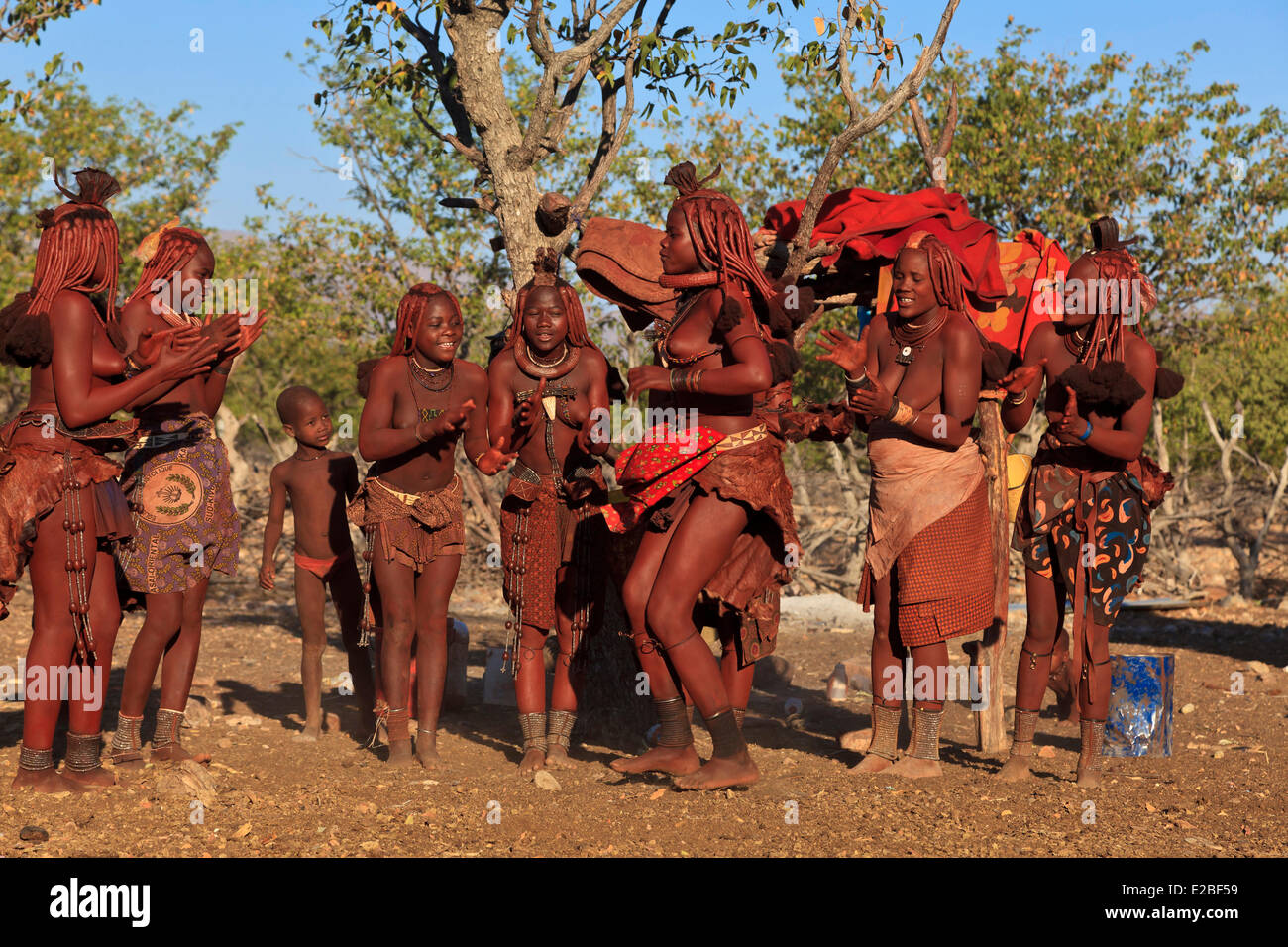 La Namibia, Regione di Kunene, Kaokoland o Kaokoveld, villaggio Himba, Bantu gruppo etnico, corpo coperto con ematite ocra, Himba balli tradizionali Foto Stock