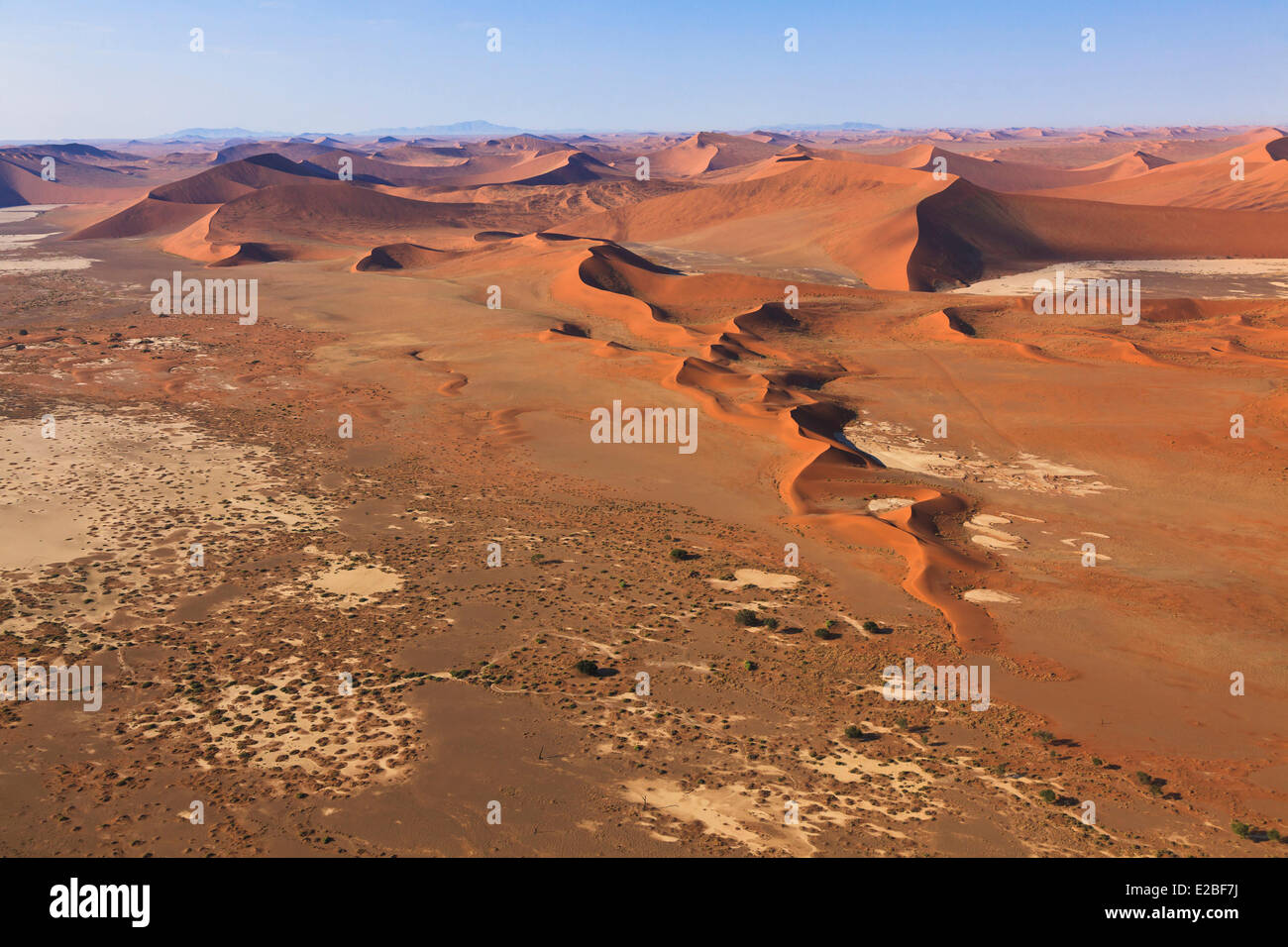 La Namibia, Regione di Hardap, Namib Naukluft National Park, Namib Desert, vicino al Sossusvlei dune di sabbia (vista aerea) Foto Stock