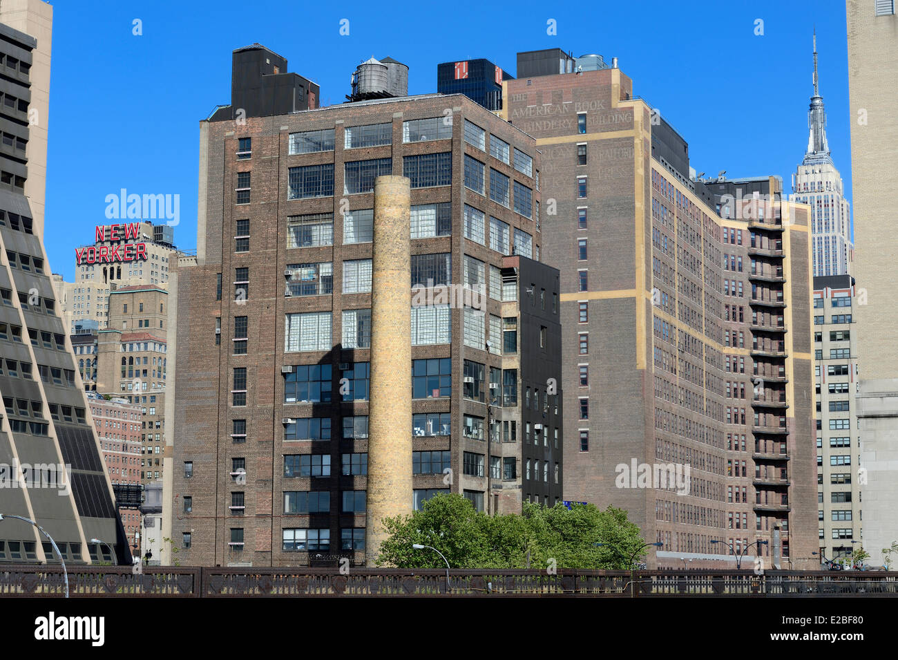 Stati Uniti, New York City, Manhattan, New Yorker Hotel all'angolo della 8th Ave e 34th Street, Empire State Building a destra Foto Stock