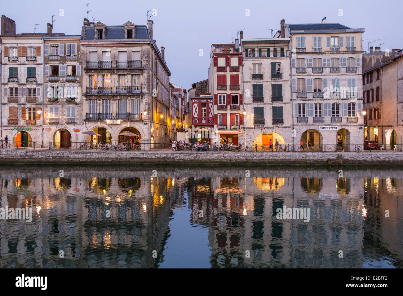 Francia, Pirenei Atlantiques, Bayonne, quai Galuperie, architettura tradizionale sul fiume Nive banche Foto Stock