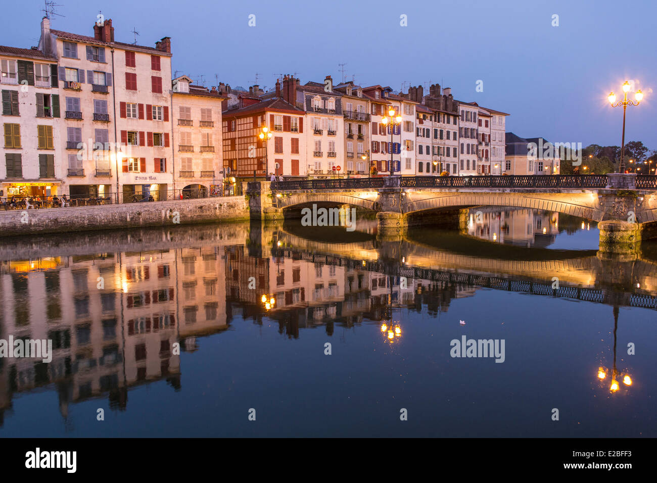 Francia, Pirenei Atlantiques, Bayonne, quai Galuperie, architettura tradizionale sul fiume Nive banche e ponte Pannecau Foto Stock