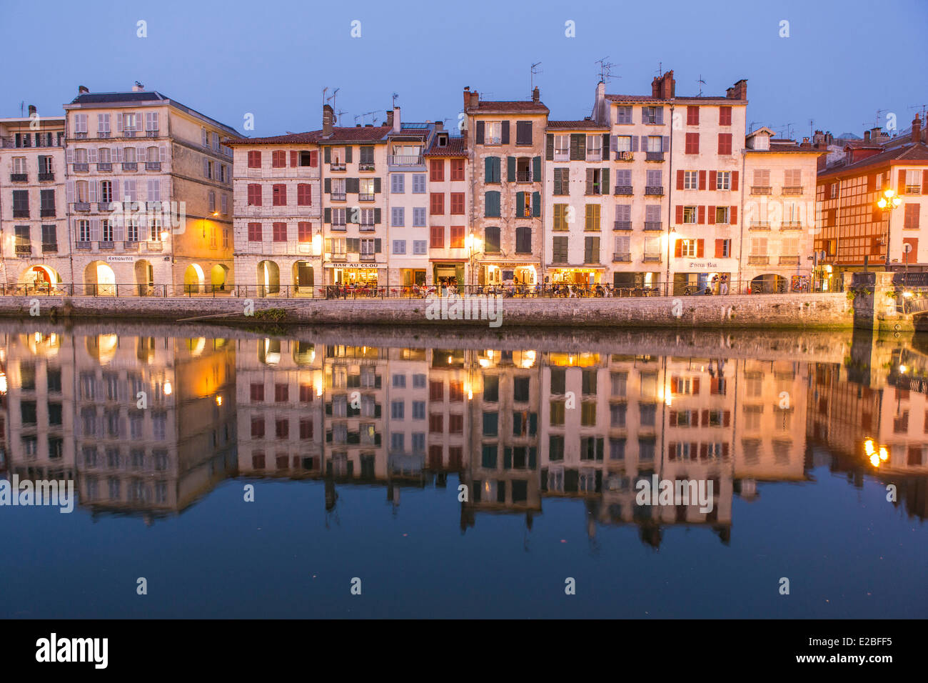 Francia, Pirenei Atlantiques, Bayonne, quai Galuperie, architettura tradizionale sul fiume Nive banche Foto Stock