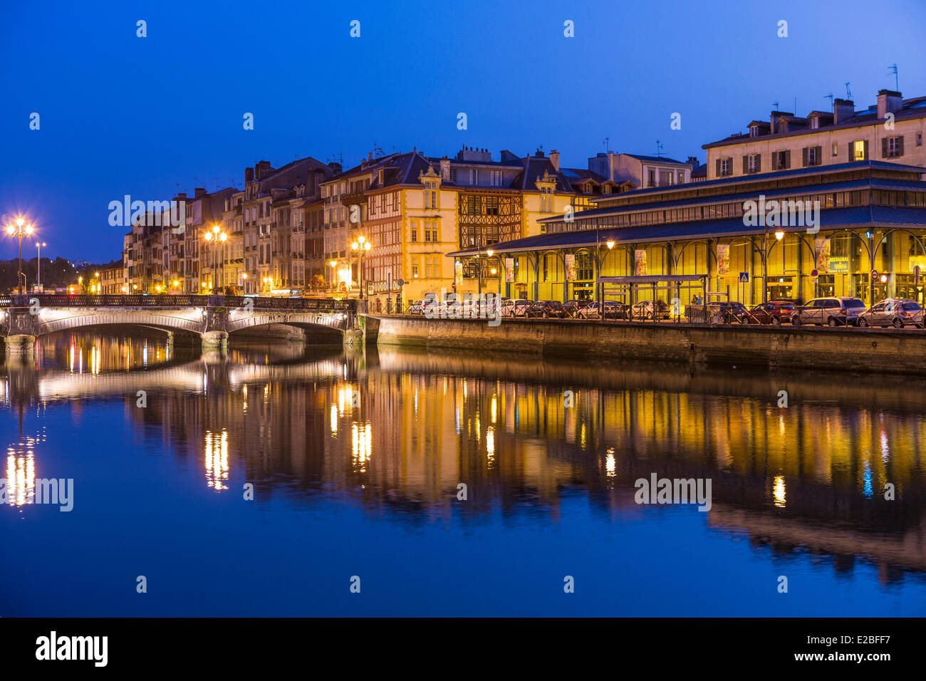 Francia, Pirenei Atlantiques, Bayonne, quai Amiral Dubourdieu e la hall, architettura tradizionale sul fiume Nive banche Foto Stock