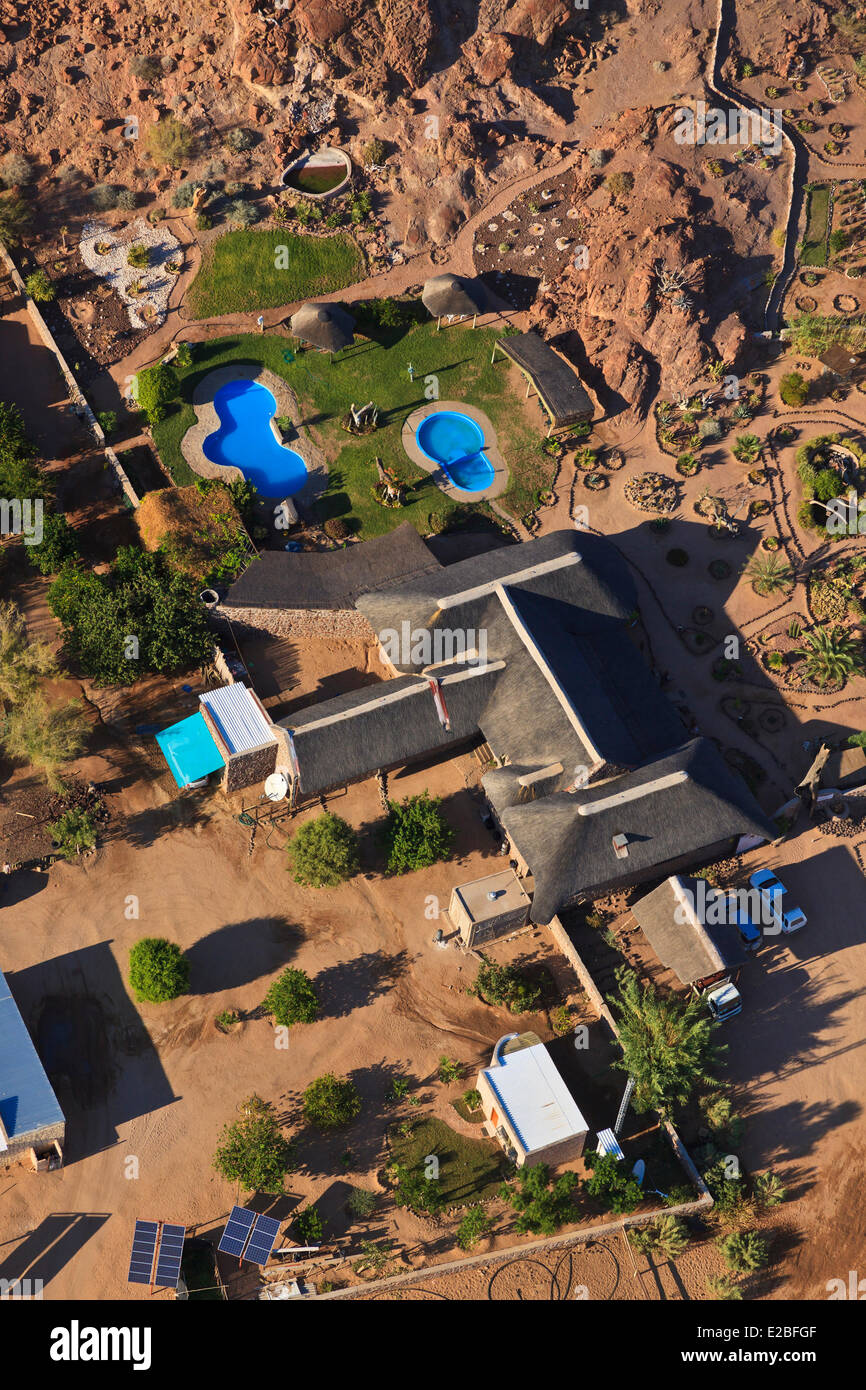 La Namibia, Regione di Erongo, Damaraland, massiccio del Brandberg e Ugab River Valley, Brandberg White Lady Lodge con piscina (vista aerea) Foto Stock
