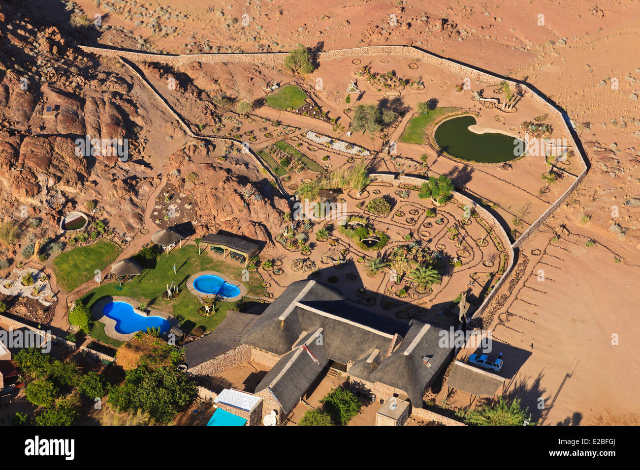 La Namibia, Regione di Erongo, Damaraland, massiccio del Brandberg e Ugab River Valley, Brandberg White Lady Lodge con piscina (vista aerea) Foto Stock