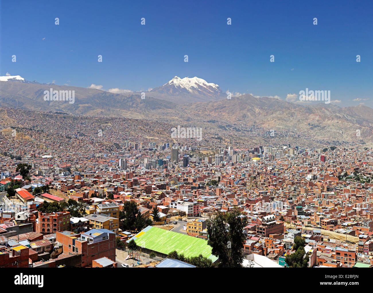 Bolivia, La Paz, Dipartimento di La Paz, il centro città e il vulcano Illimani (6430 m) Foto Stock