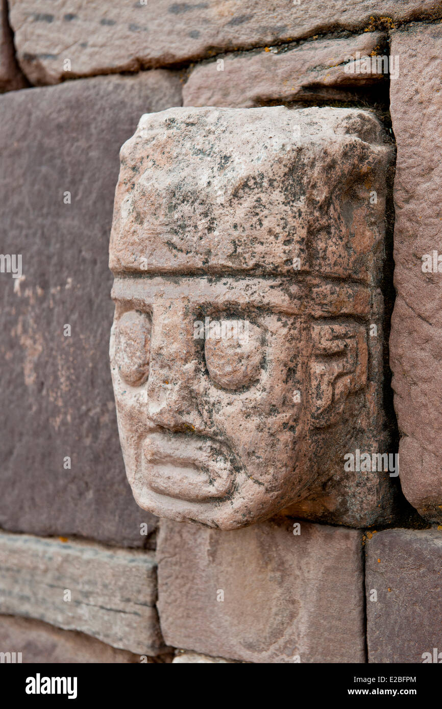 Bolivia, La Paz, Dipartimento di Tiwanaku Pre-Inca sito archeologico, classificato come patrimonio mondiale dall UNESCO, pietra scolpita la testa annegata in una delle pareti di Tiwanaku semi-tempio sotterraneo Foto Stock