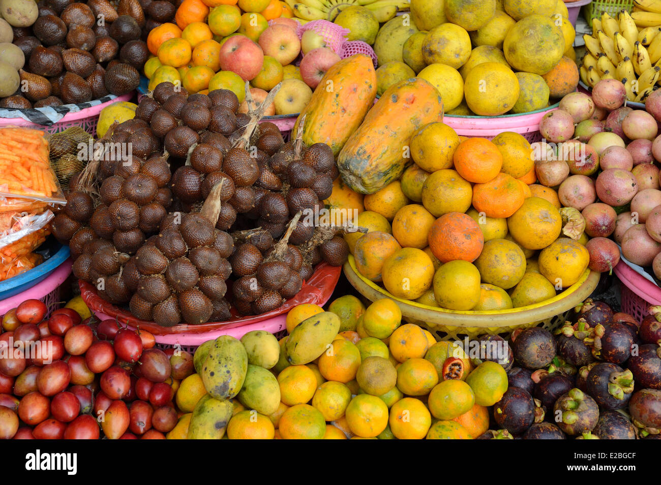 Indonesia Bali Bedugul, il mercato è pieno di frutta e verdure coltivate nella zona montagnosa di Bedugul Foto Stock