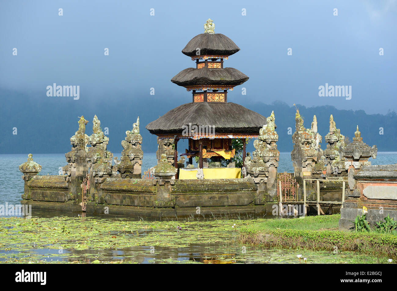 Indonesia Bali Bedugul, tempio Pura Ulun Danu Bratan a bordo del lago Bratan, un diciassettesimo secolo Hindu-Buddhist tempio Foto Stock