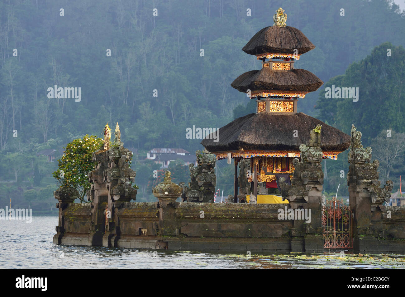 Indonesia Bali Bedugul, tempio Pura Ulun Danu Bratan a bordo del lago Bratan, un diciassettesimo secolo Hindu-Buddhist tempio Foto Stock