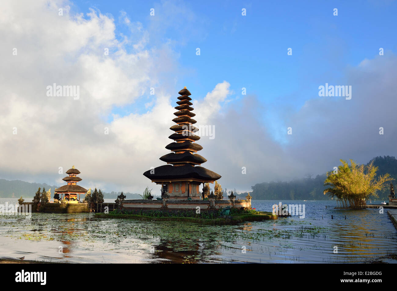 Indonesia Bali Bedugul, tempio Pura Ulun Danu Bratan a bordo del lago Bratan, un diciassettesimo secolo Hindu-Buddhist tempio Foto Stock