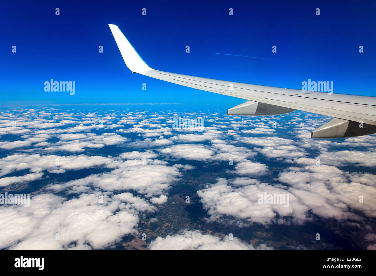 Nuvole, cielo e terra come visto attraverso la finestra di un aeromobile Foto Stock