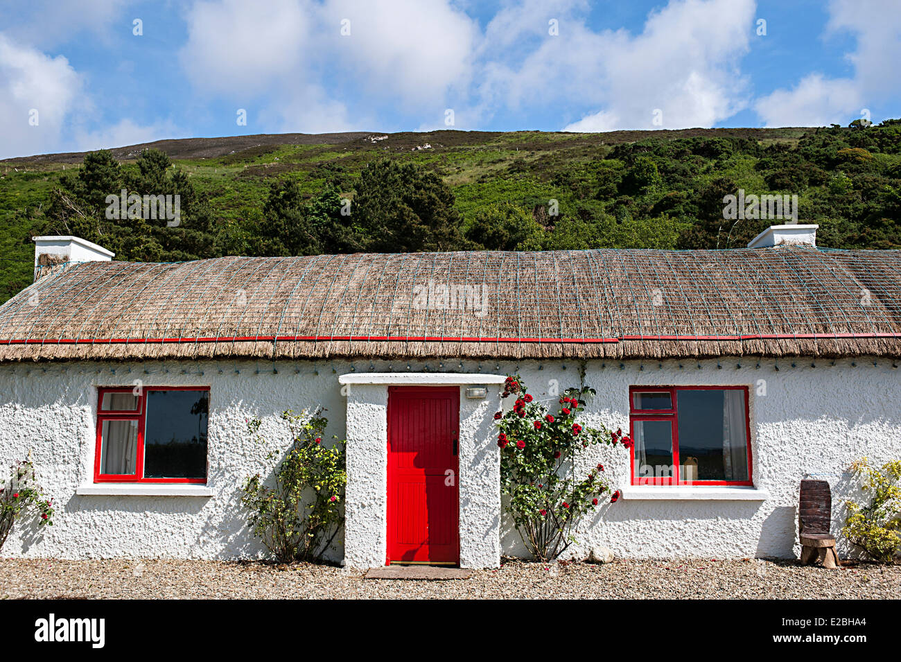 Irish cottage con il tetto di paglia, Clonmany, County Donegal, Irlanda Foto Stock