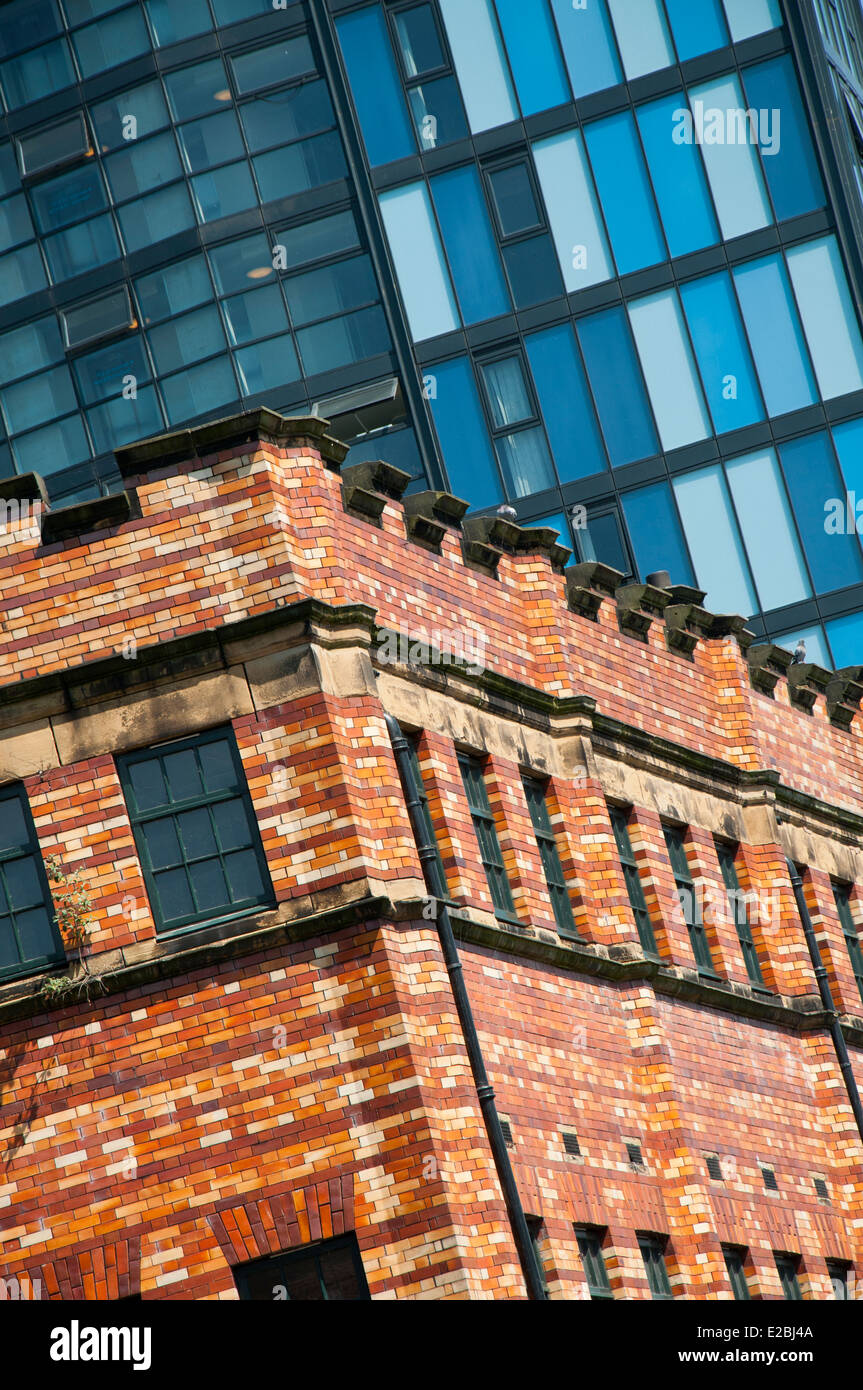 Il vecchio incontra il nuovo in Sheffield South Yorkshire England Regno Unito Foto Stock